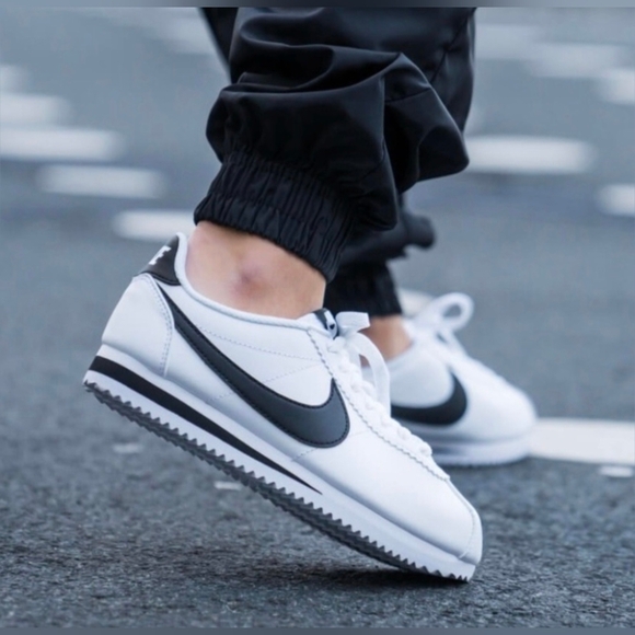 Nike Cortez Black White Trainer Youth size 5 women size 6.5 - Picture 2 of 11